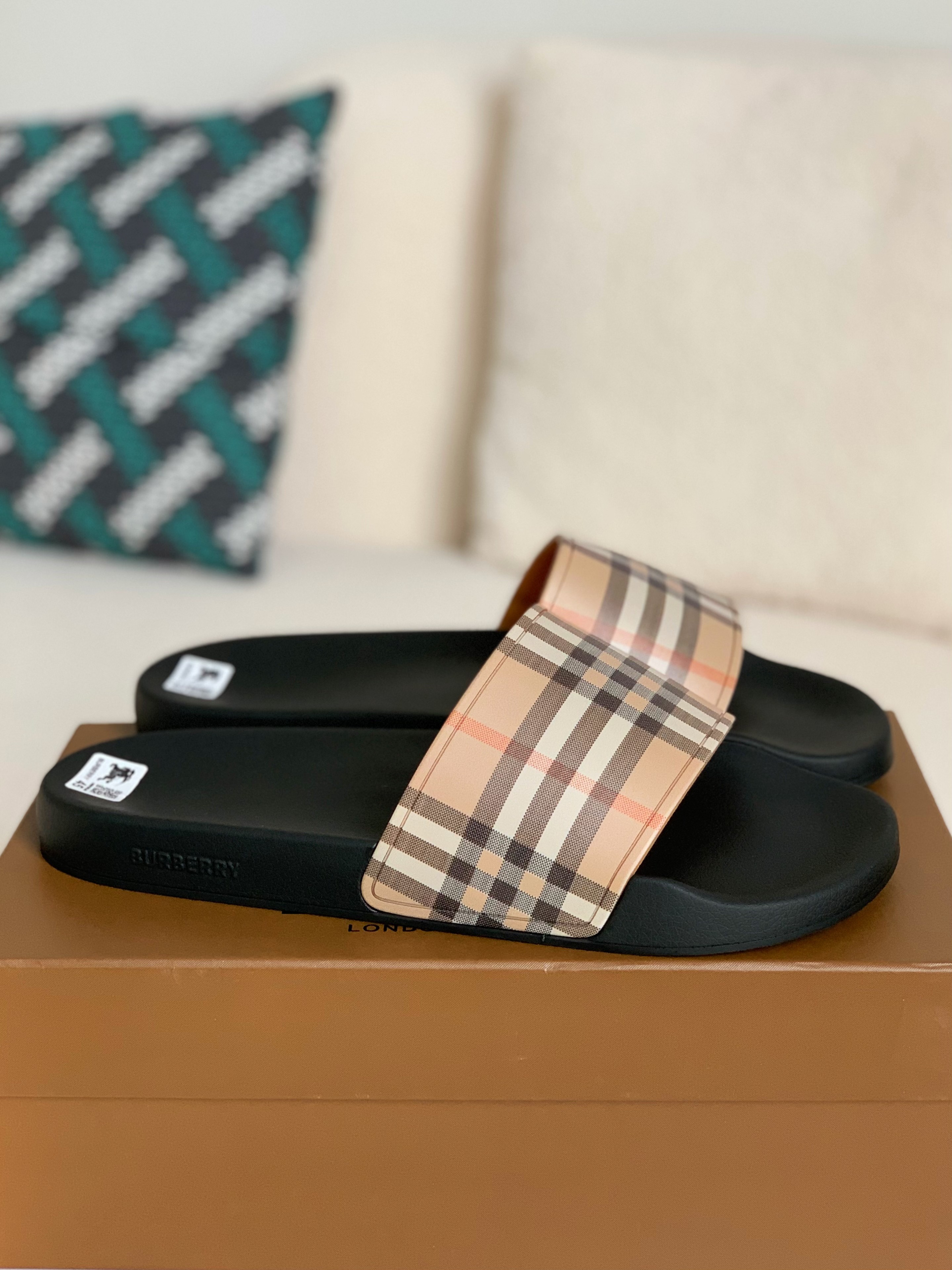 Burberry slippers W US6.5=EUR37=CM23.5