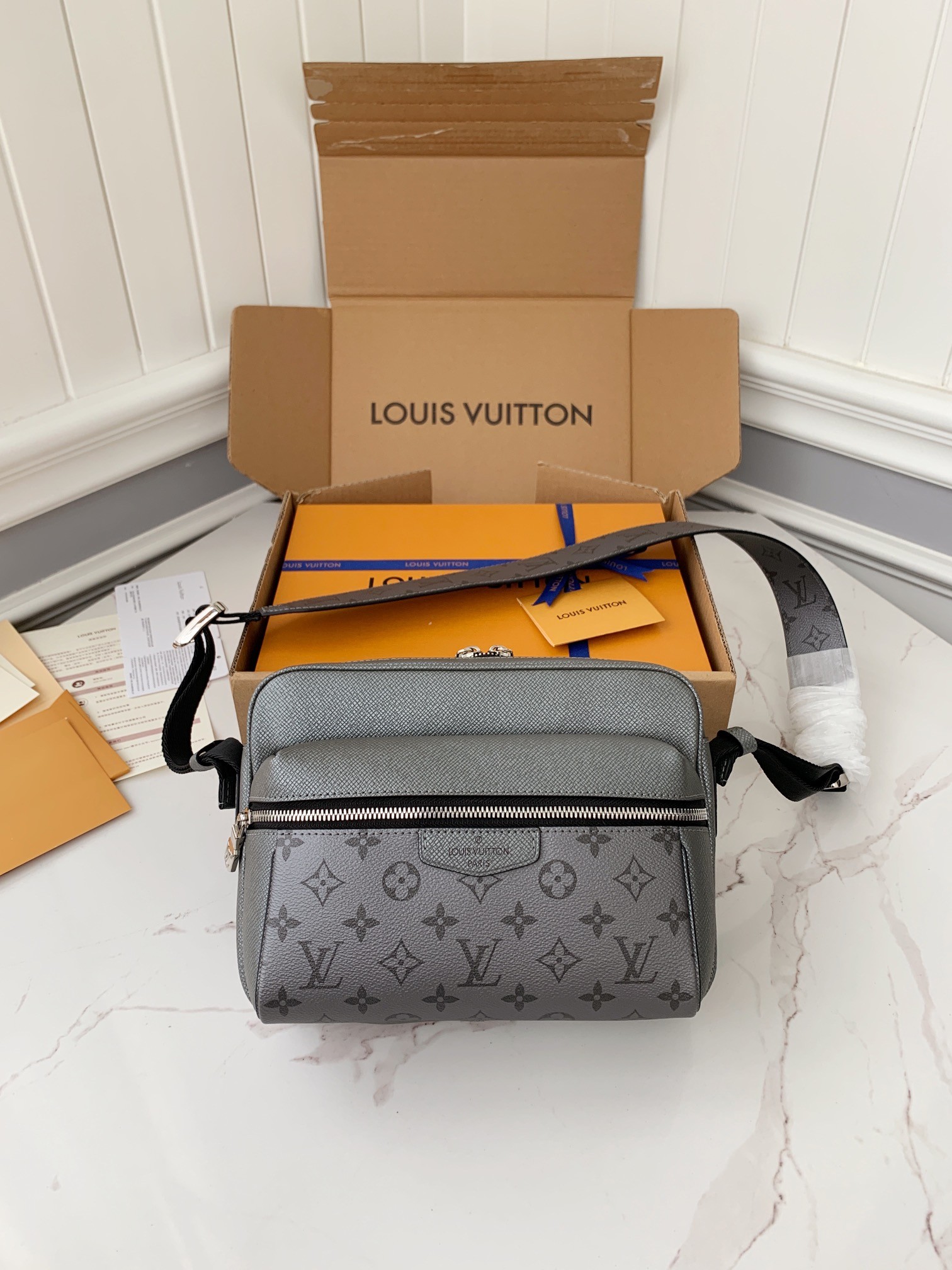 Louis Vuitton OUTDOOR Men's Messenger bag M30830, 26 * 20 * 10.5cm