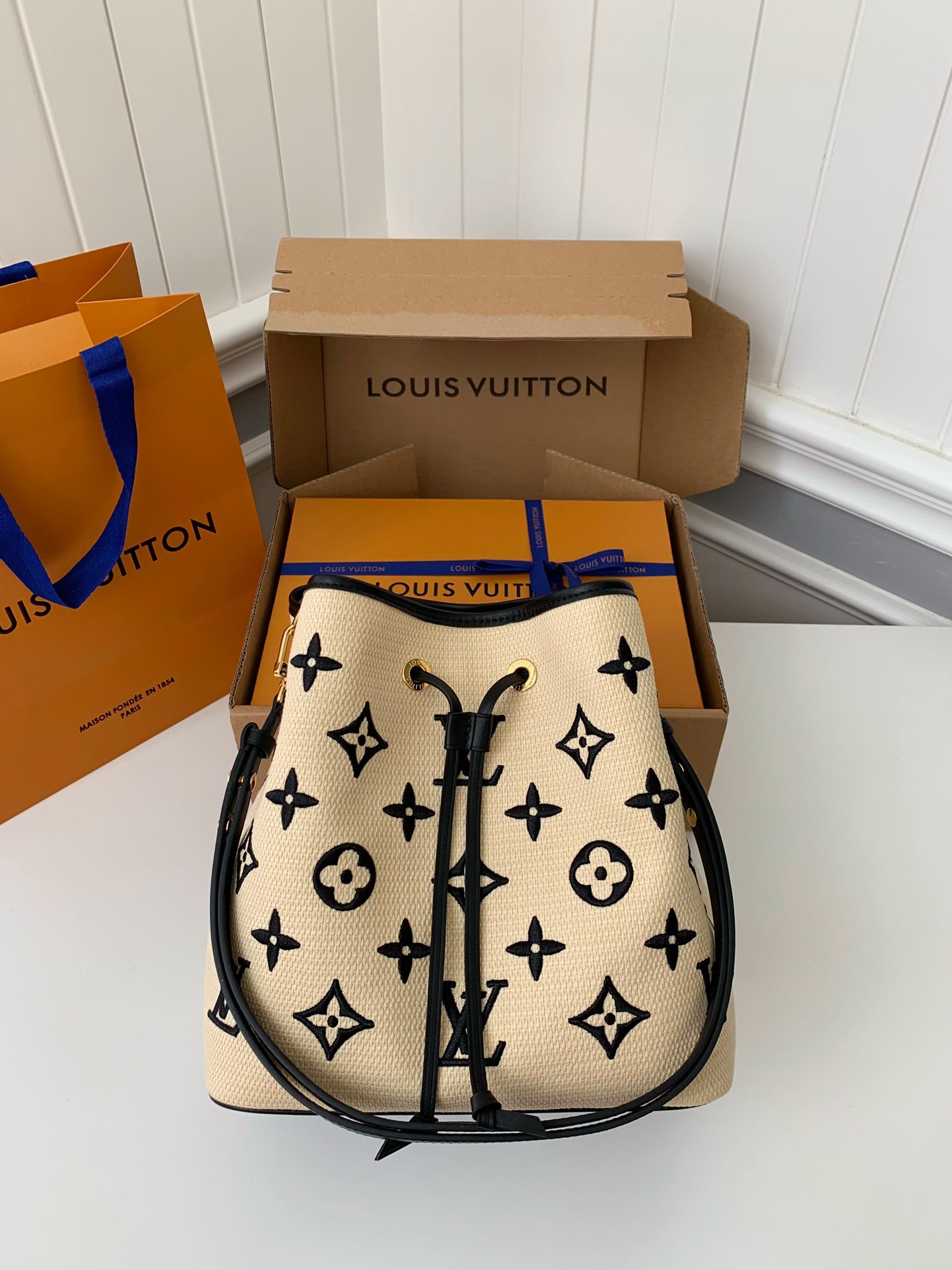 Louis Vuitton's New Lafite Cotton Embroidery N É ONO É Bucket Bag M23080 Size: 26 * 26 * 17.5cm