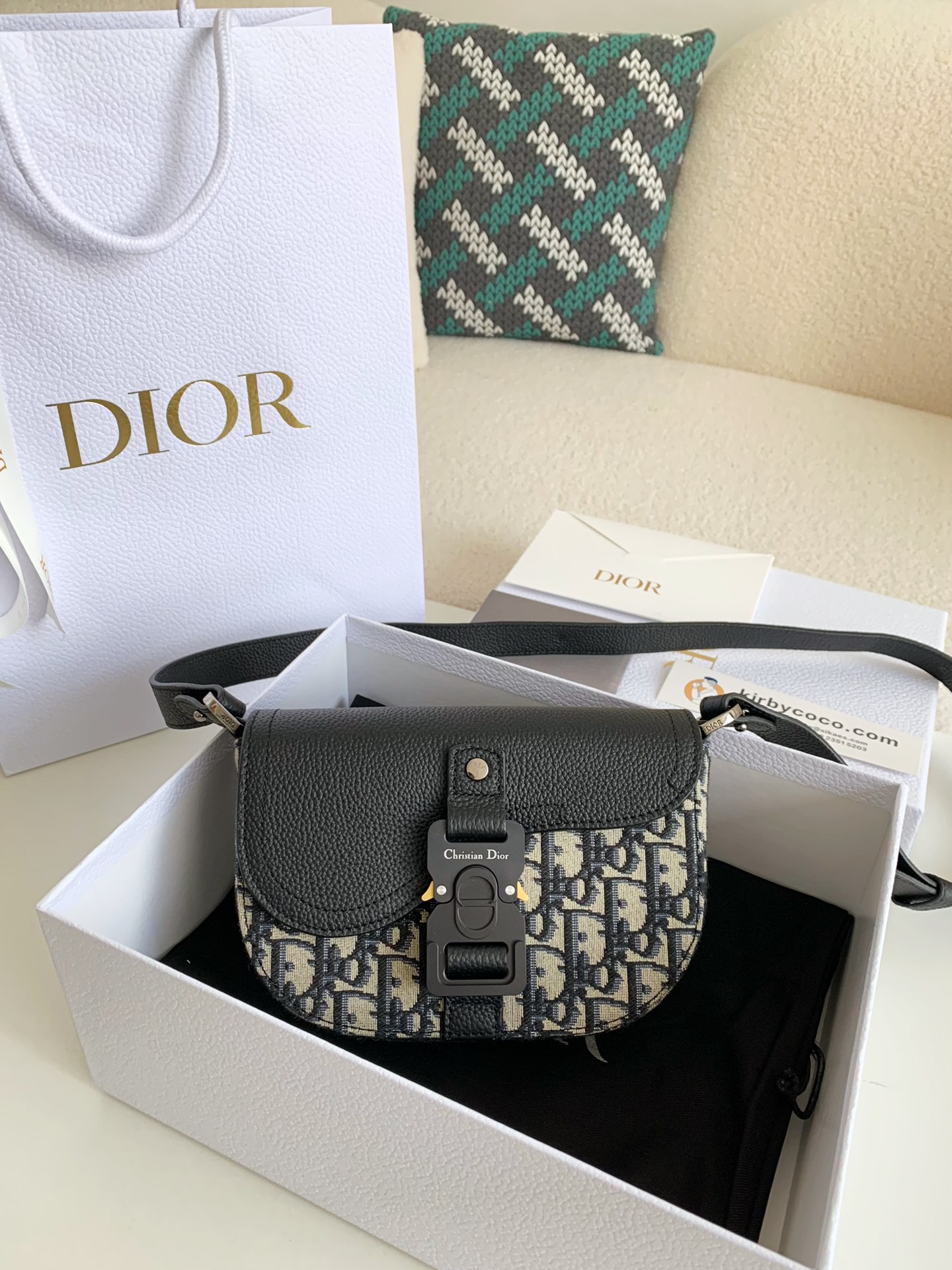 Dior Essentials Saddle Carrying Bag (with shoulder straps) of top quality Size: 19.5 * 13 * 4.3cm