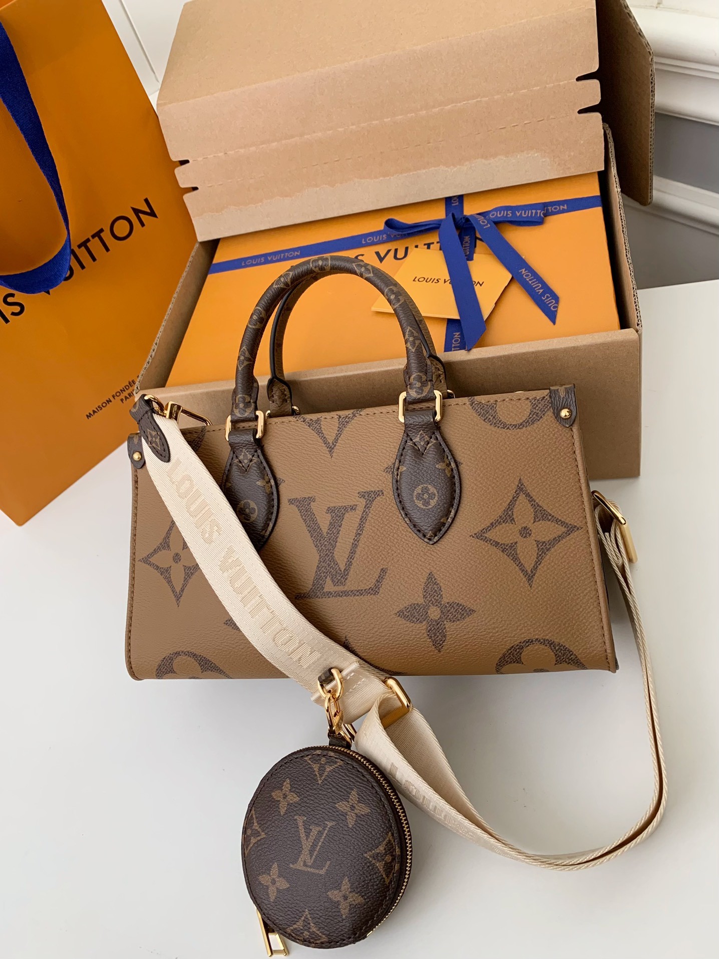 Louis Vuitton's Seasonal New ONTHEGO Horizontal Handbag M46653 Top Quality Size: 25 * 13 * 10cm