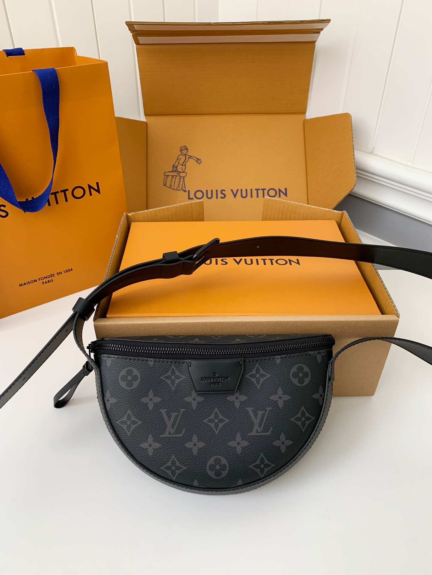 Louis Vuitton Autumn\/Winter New LV MOON CROSSBODY Handbag M23835, Top Quality Size: 24.5 * 16 * 4.5c