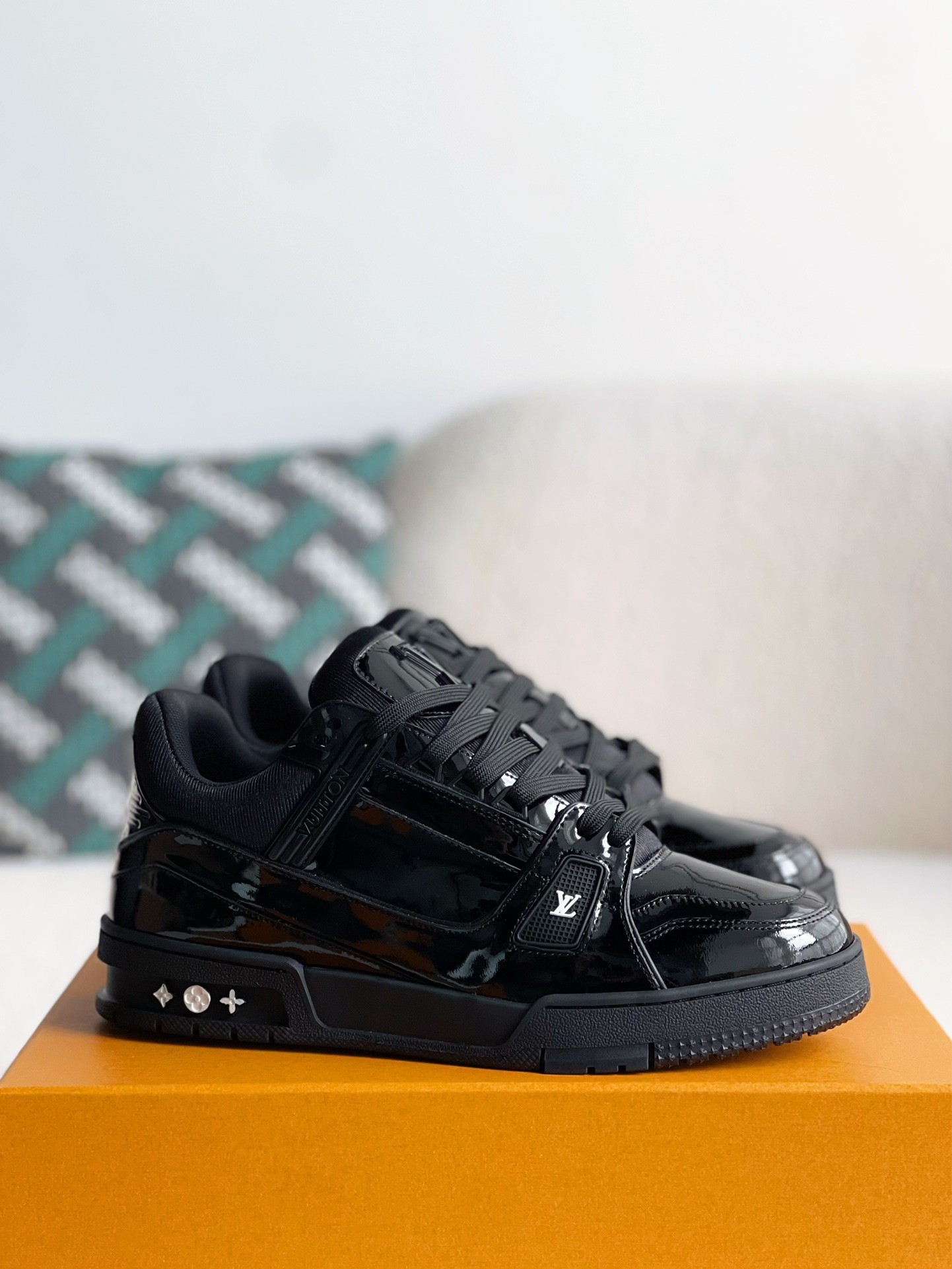 LOUIS VUITTON SNEAKERS Size Opition Select