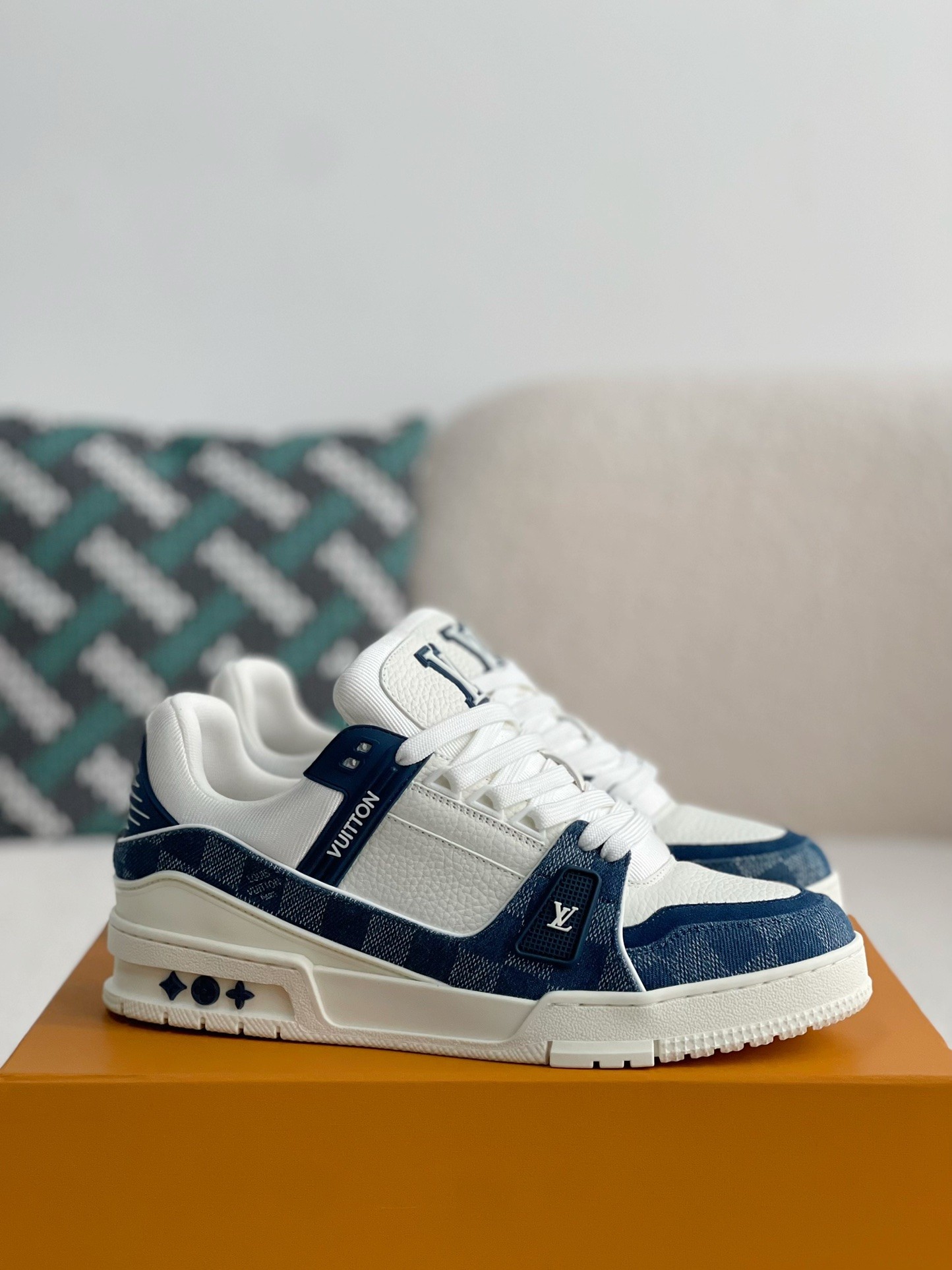 LOUIS VUITTON SNEAKERS Size Opition Select