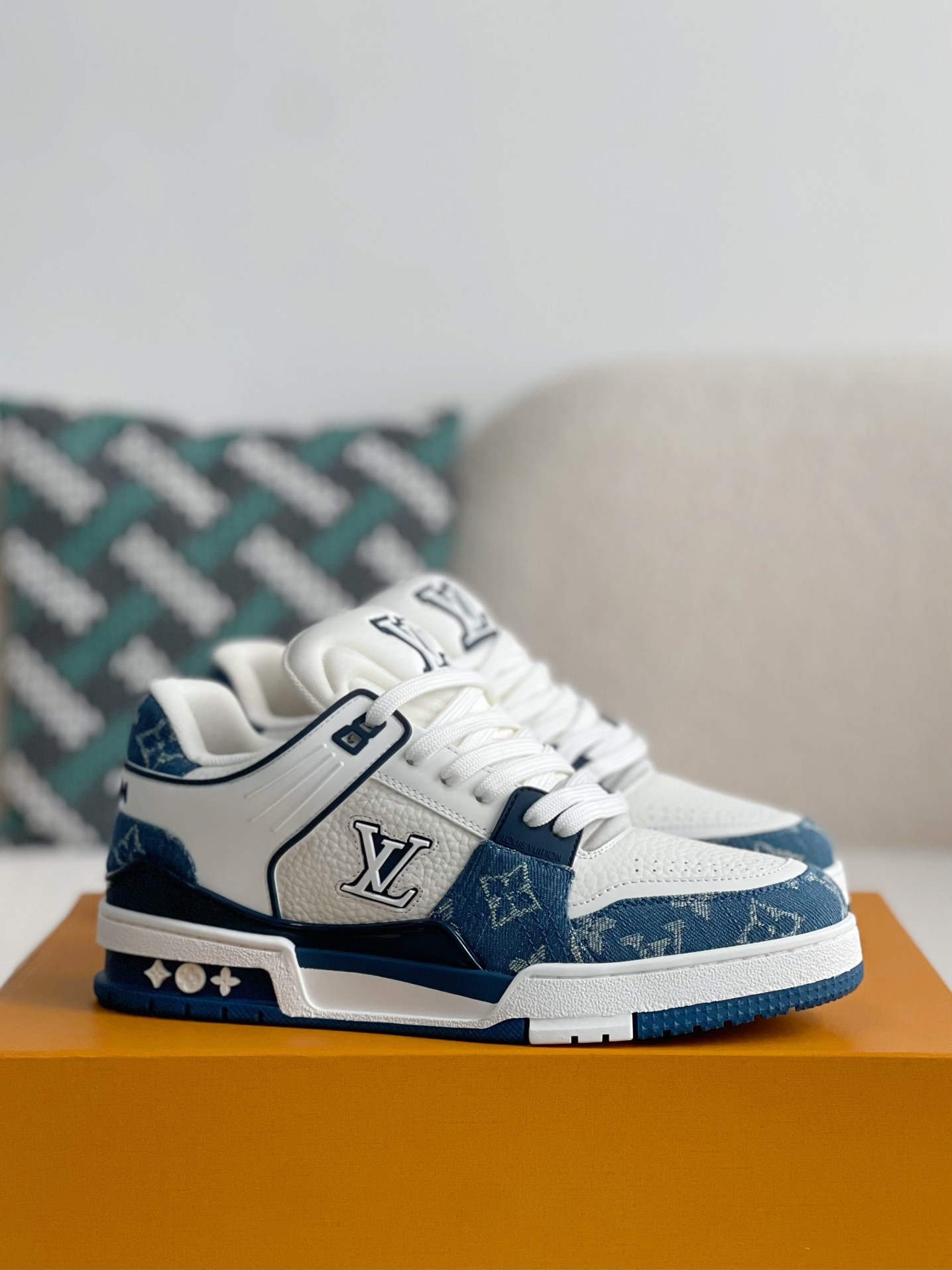 LOUIS VUITTON SNEAKERS Size Opition Select