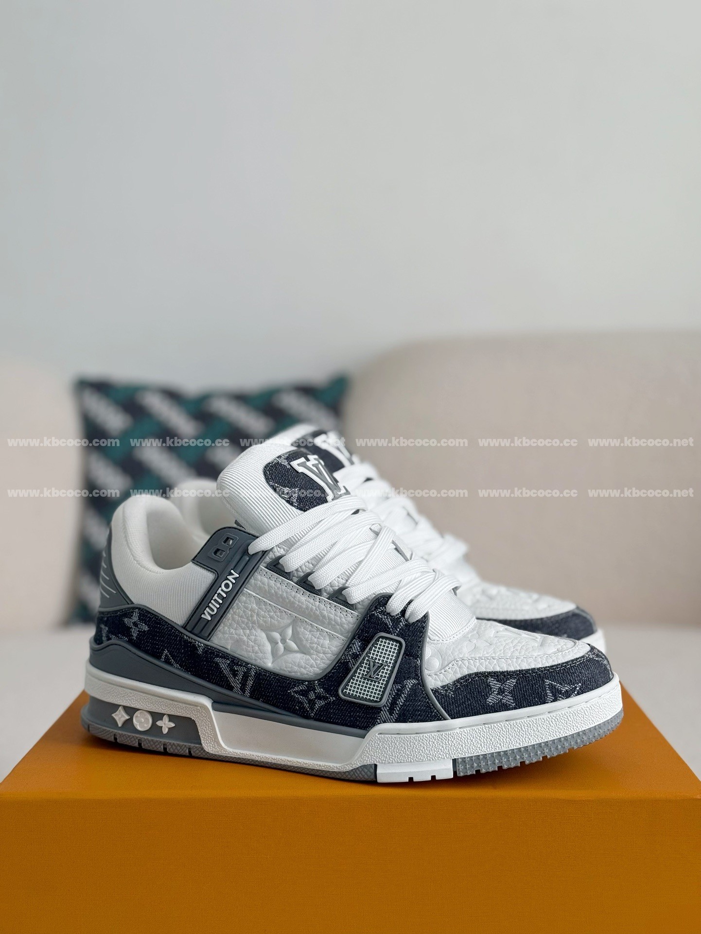 「#3769」 LOUIS VUITTON TRAINER SNEAKERS