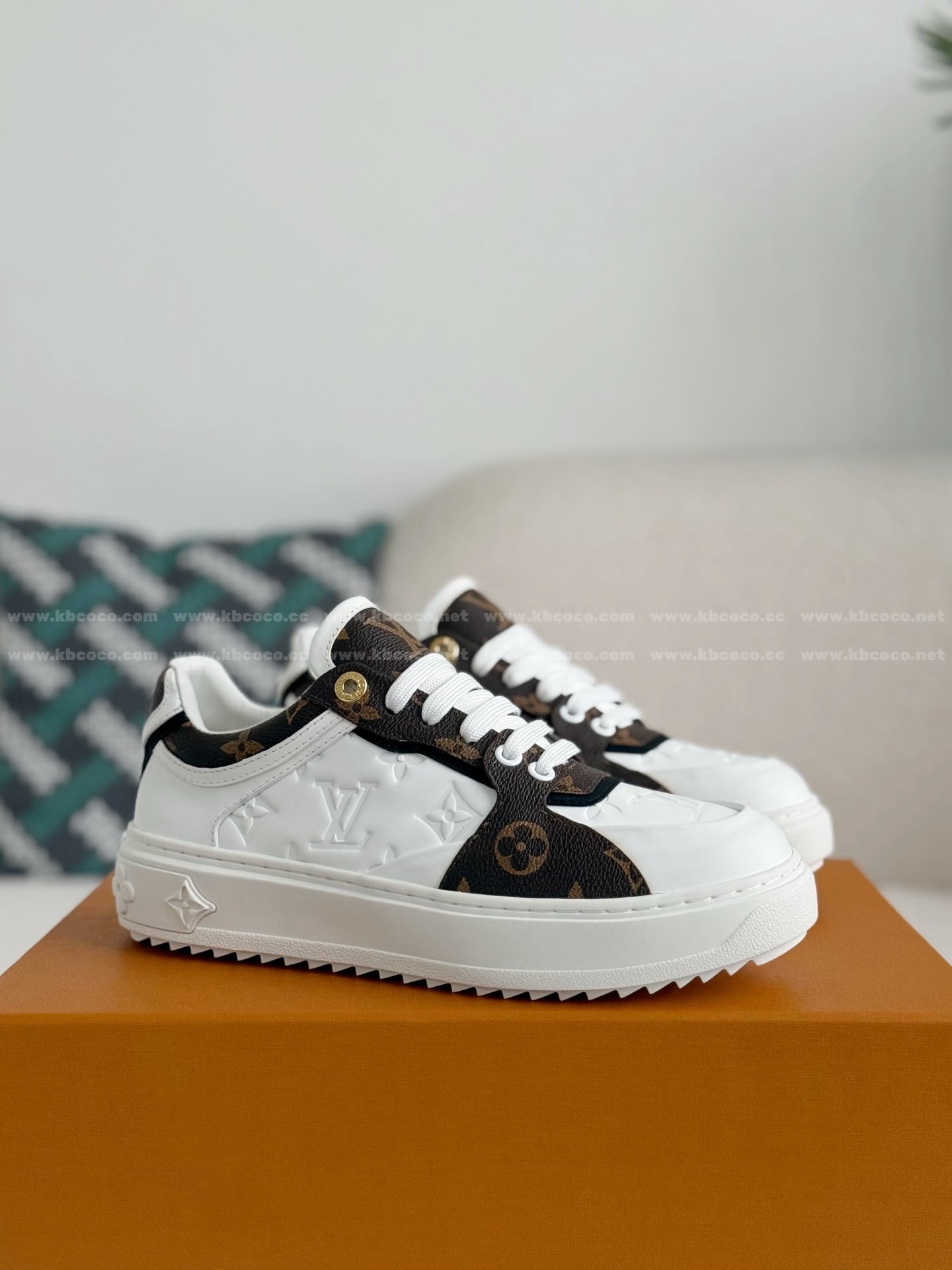 「#5909」LOUIS VUITTON TIME OUT SNEAKERS