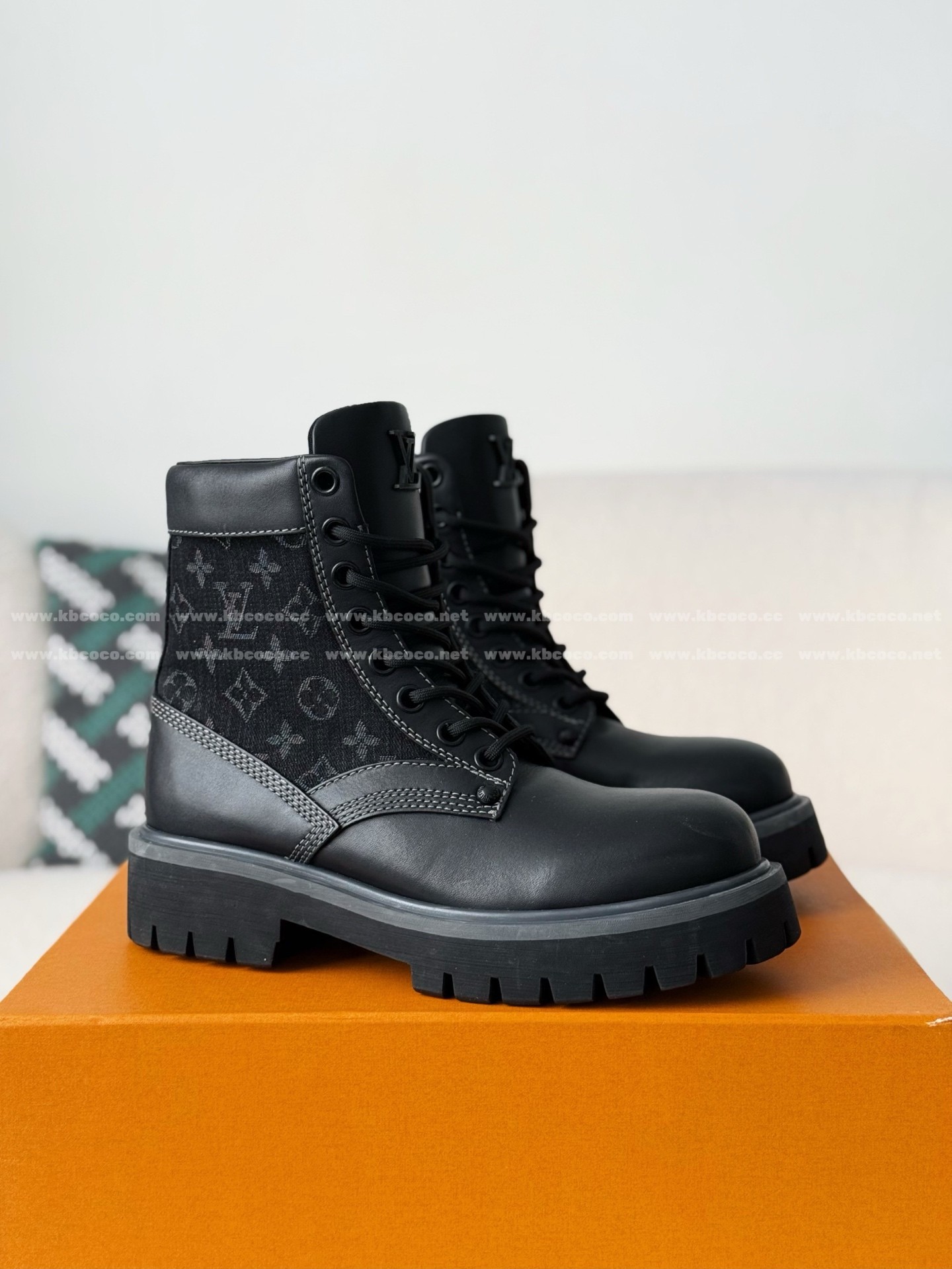 「#6164」LOUIS VUITTON RANGER LEATHER ANKLE BOOTS