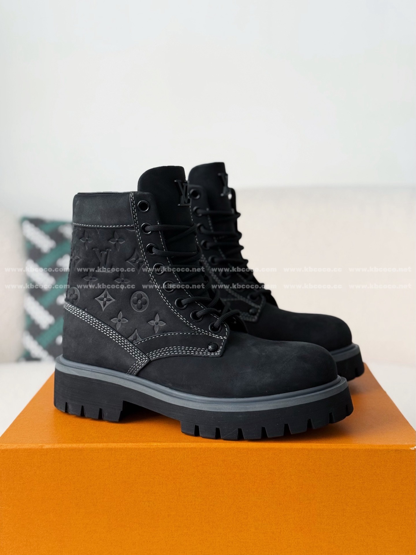 「#6165」LOUIS VUITTON RANGER LEATHER ANKLE BOOTS