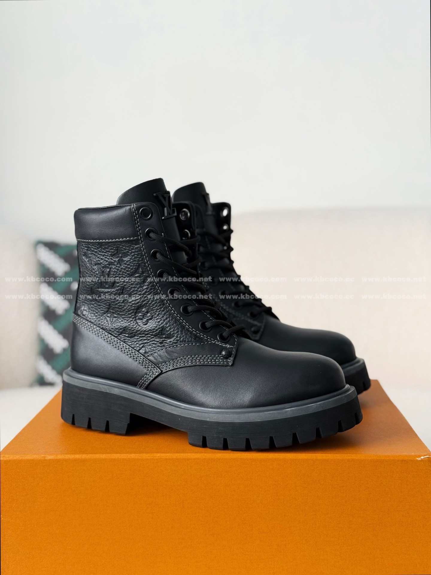「#6166」LOUIS VUITTON RANGER LEATHER ANKLE BOOTS
