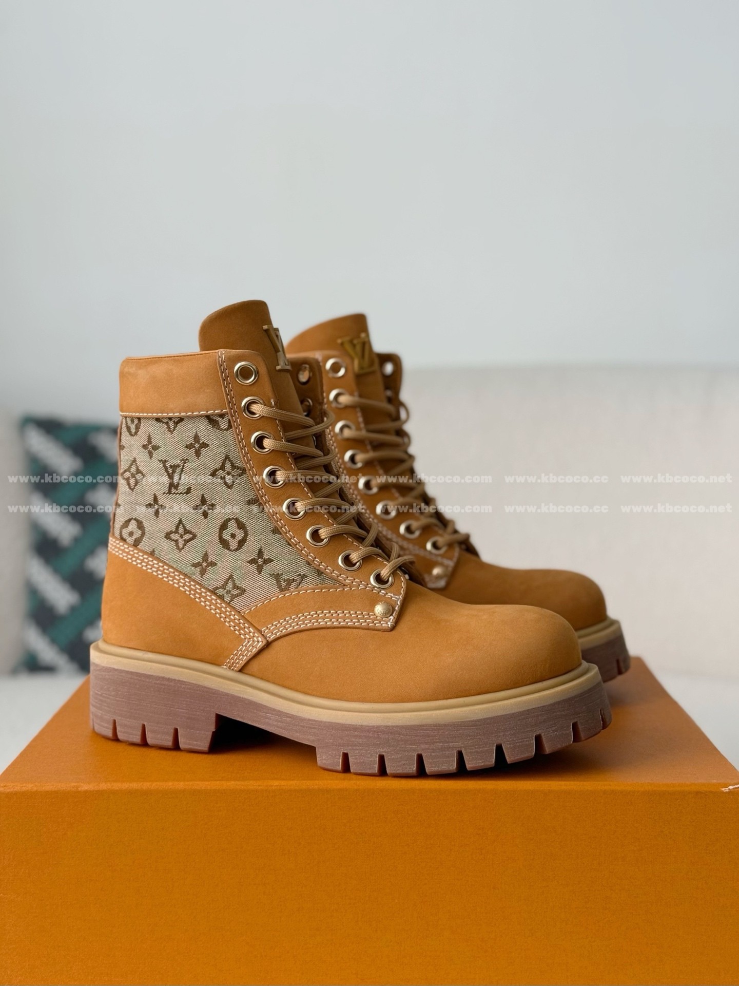 「#6169」LOUIS VUITTON RANGER LEATHER ANKLE BOOTS