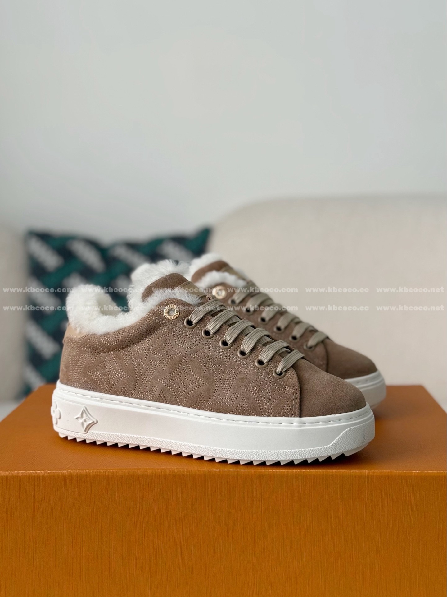 「#6260」Louis Vuitton Time Out Suede Sneakers