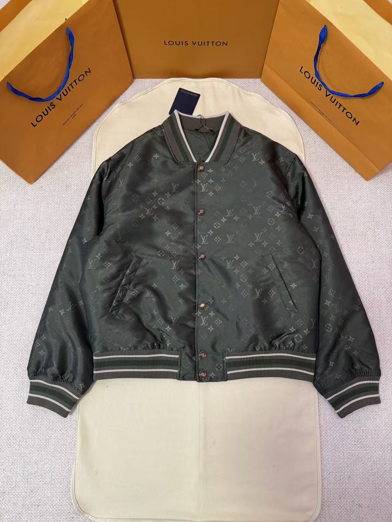 「#6400」LOUIS VUITTON all-over camouflage striped jacquard bomber jacket