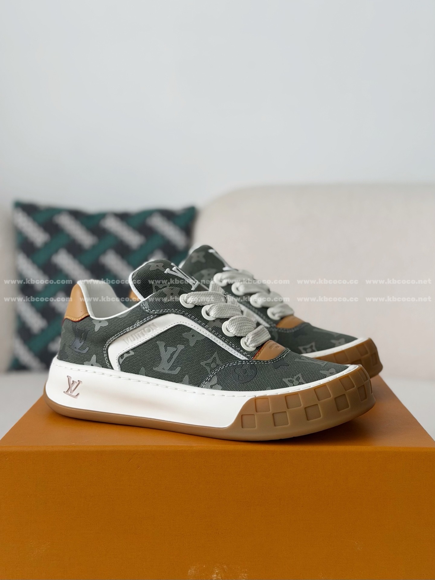 「#6503」LOUIS VUITTON TILTED CANVAS LEATHER BOARD SHOES
